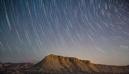 开云-当医疗组搀扶他穿越混合采访区时，记者们突然集体沉默。湿透的10号球衣贴在背上，暴露出去年手术留下的27厘米疤痕。通道尽头电子屏滚动着刚更新的欧冠射手榜，他的名字首次跌出前二十——这个瞬间被美联社记者拍下，成为次日报纸头版《诸神的黄昏从一道裂缝开始》。