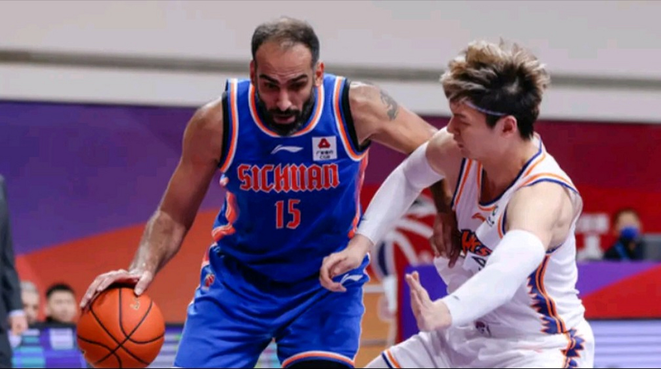 山西队轻取江苏队,王哲林扛起全队 山西队轻取江苏队,王哲林扛起全队